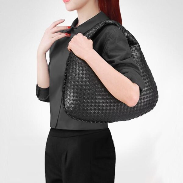 LC22 - WOMEN'S FASHION BAG.