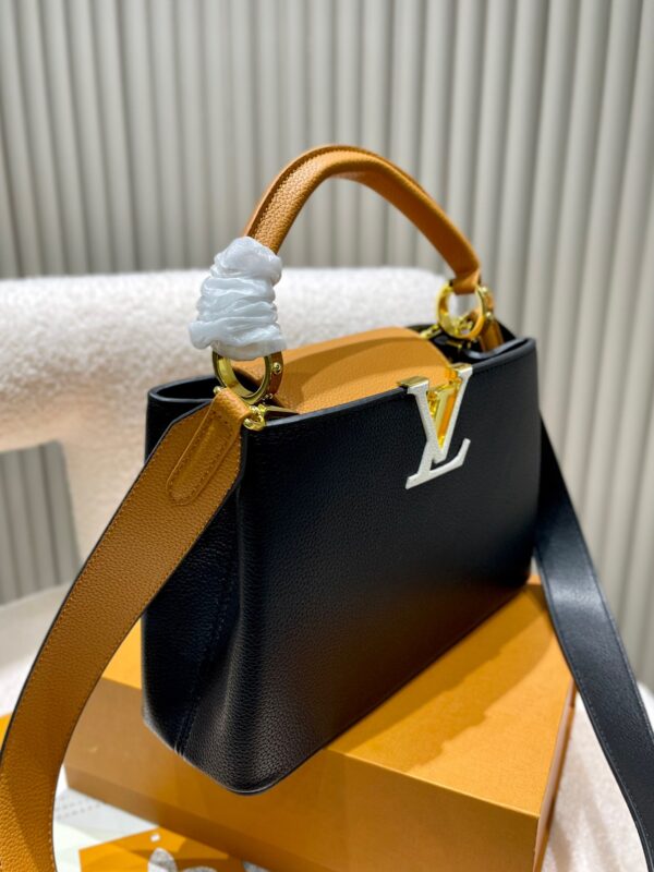 LC232 - Louis Vuitton Women's Fashion Bag