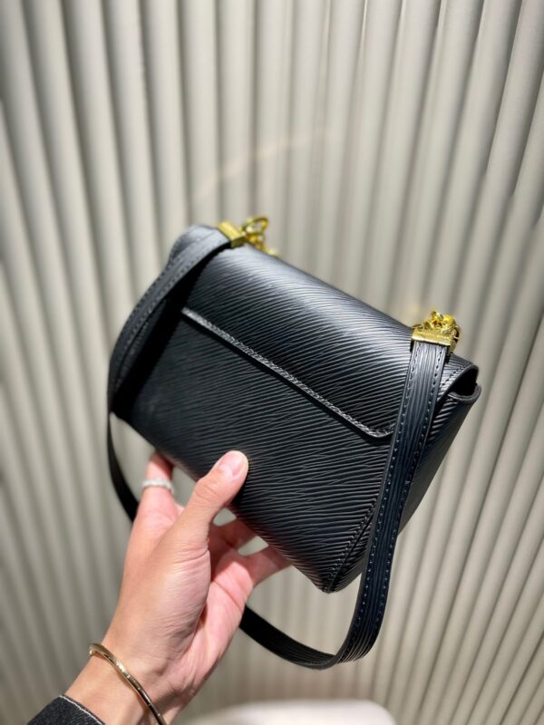 LC233 - Louis Vuitton Black Women's Fashion Bag