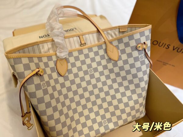 LC234 - Louis Vuitton Beige Women's Fashion Bag