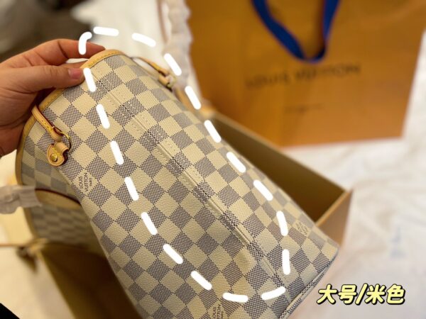 LC234 - Louis Vuitton Beige Women's Fashion Bag