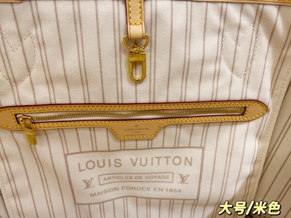 LC234 - Louis Vuitton Beige Women's Fashion Bag