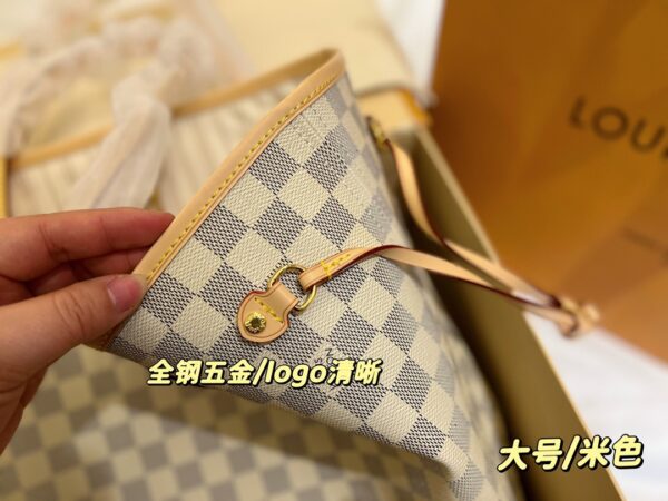 LC234 - Louis Vuitton Beige Women's Fashion Bag