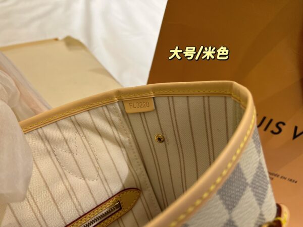 LC234 - Louis Vuitton Beige Women's Fashion Bag