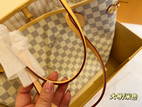 LC234 - Louis Vuitton Beige Women's Fashion Bag