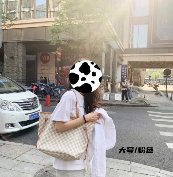 LC234 - Louis Vuitton Pink Women's Fashion Bag