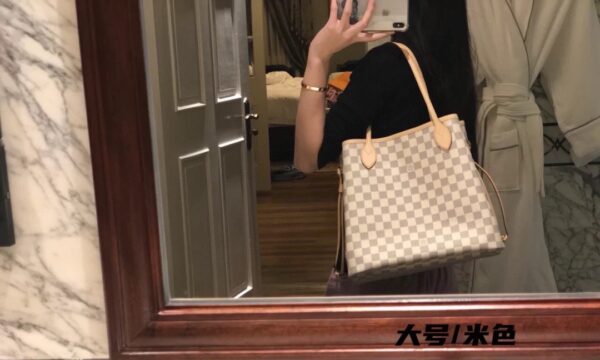 LC234 - Louis Vuitton Pink Women's Fashion Bag