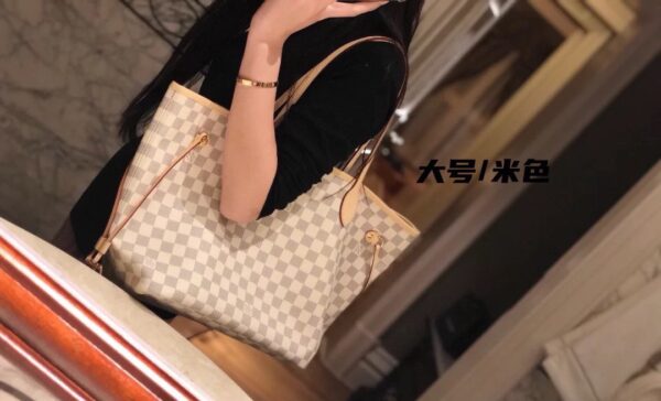 LC234 - Louis Vuitton Pink Women's Fashion Bag