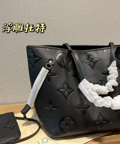 LC235 - Louis Vuitton Women's Fashion Bag