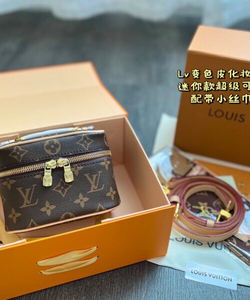LC236 - Louis Vuitton Women's Fashion Bag