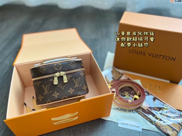 LC236 - Louis Vuitton Women's Fashion Bag