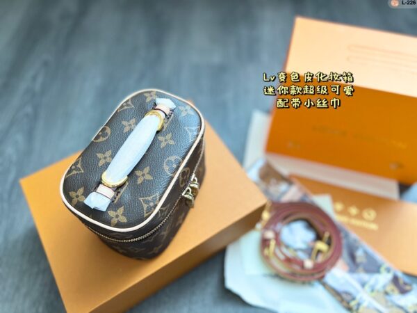 LC236 - Louis Vuitton Women's Fashion Bag