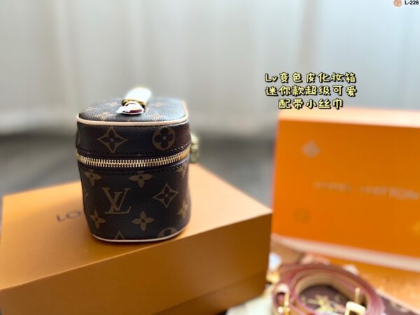 LC236 - Louis Vuitton Women's Fashion Bag