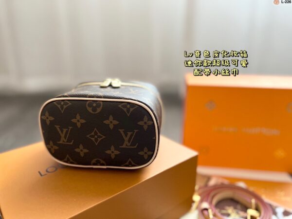 LC236 - Louis Vuitton Women's Fashion Bag
