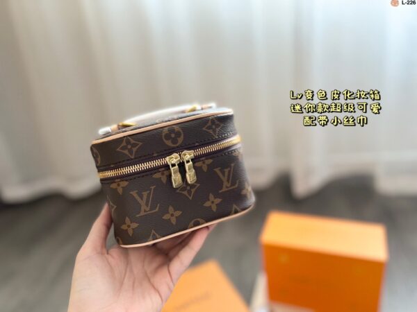 LC236 - Louis Vuitton Women's Fashion Bag