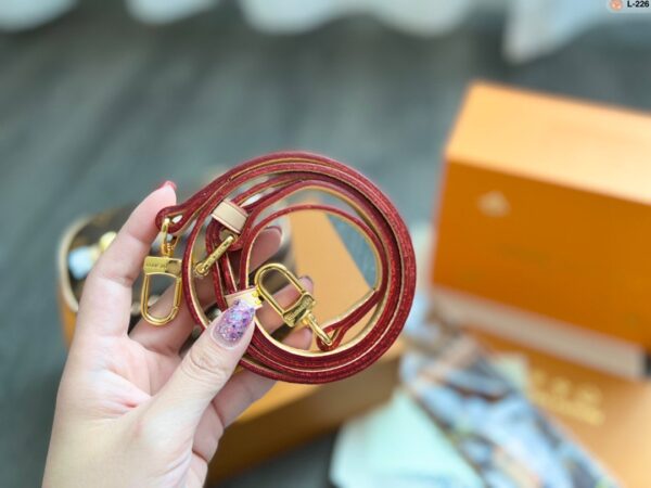 LC236 - Louis Vuitton Women's Fashion Bag