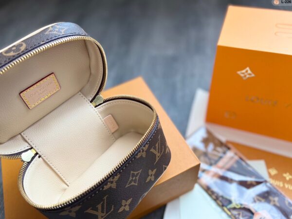 LC236 - Louis Vuitton Women's Fashion Bag