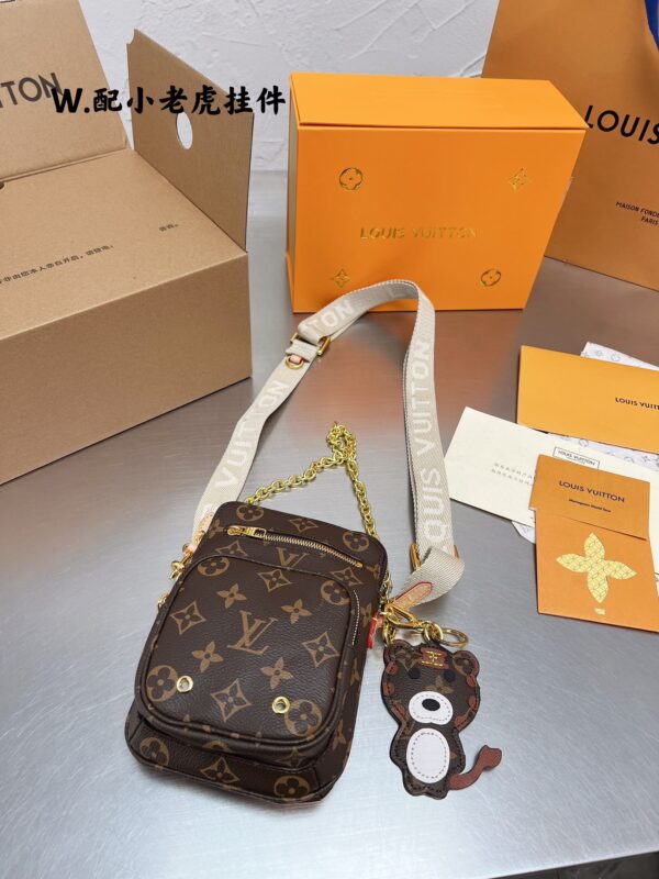 LC237 - Louis Vuitton Women's Fashion Bag
