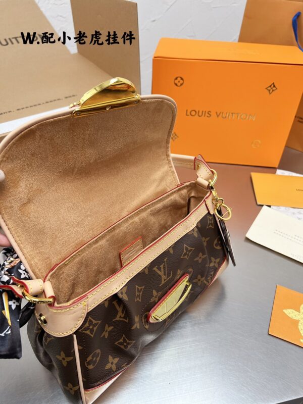 LC238 - Louis Vuitton Women's Fashion Bag