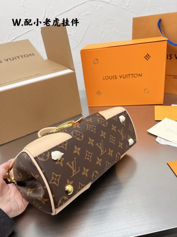 LC238 - Louis Vuitton Women's Fashion Bag