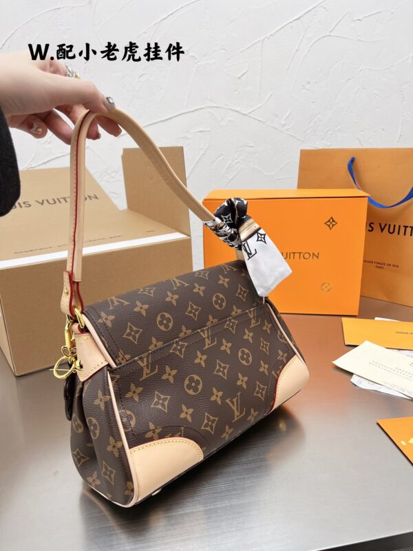 LC238 - Louis Vuitton Women's Fashion Bag