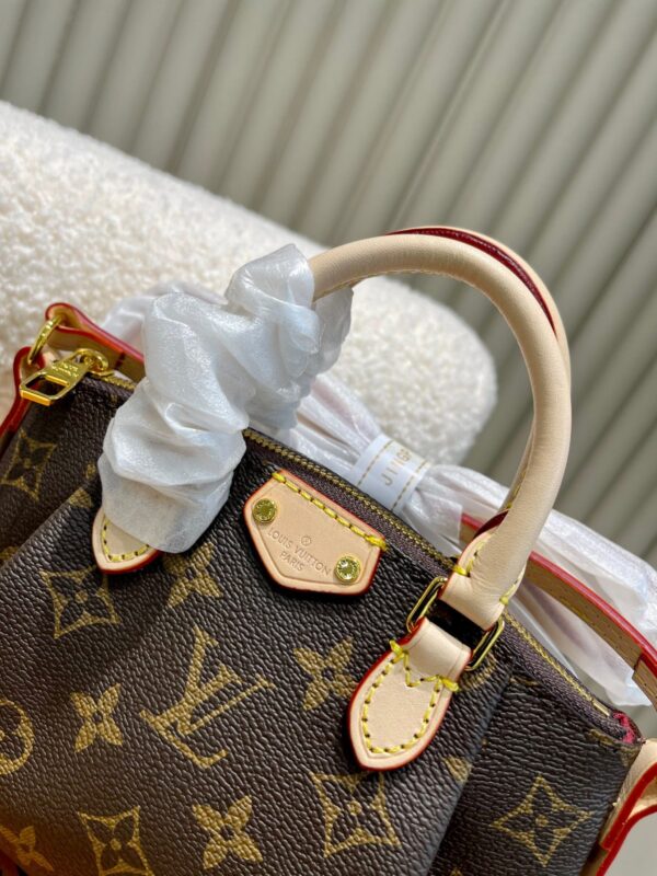 LC239 - Louis Vuitton Women's Fashion Bag