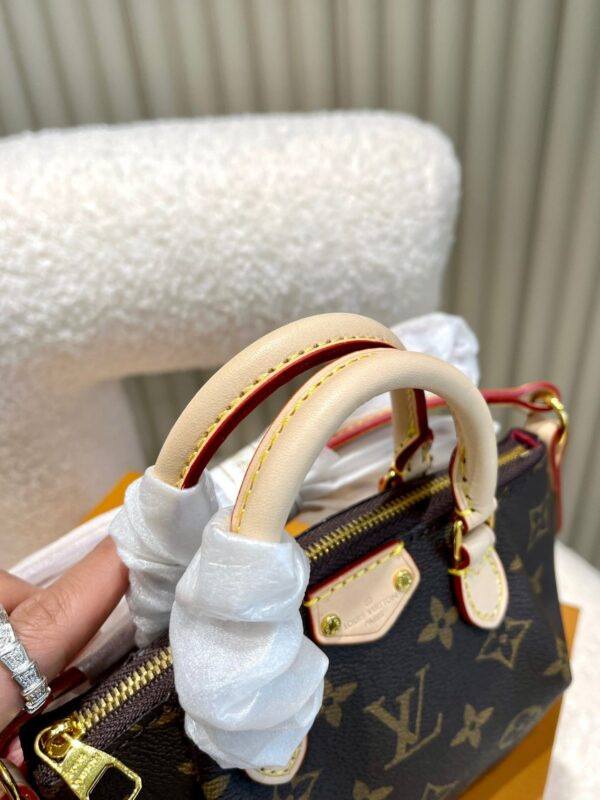 LC239 - Louis Vuitton Women's Fashion Bag