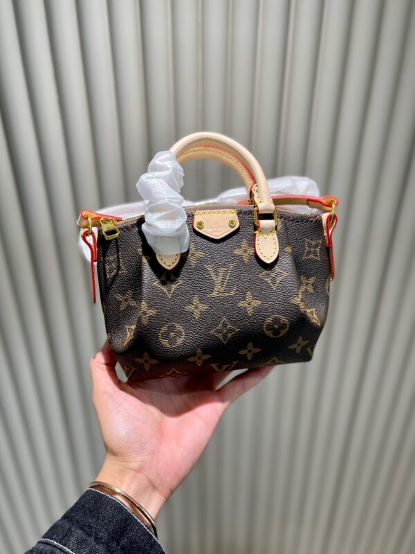 LC239 - Louis Vuitton Women's Fashion Bag