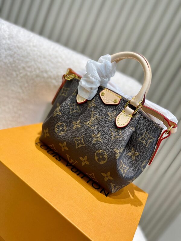 LC239 - Louis Vuitton Women's Fashion Bag