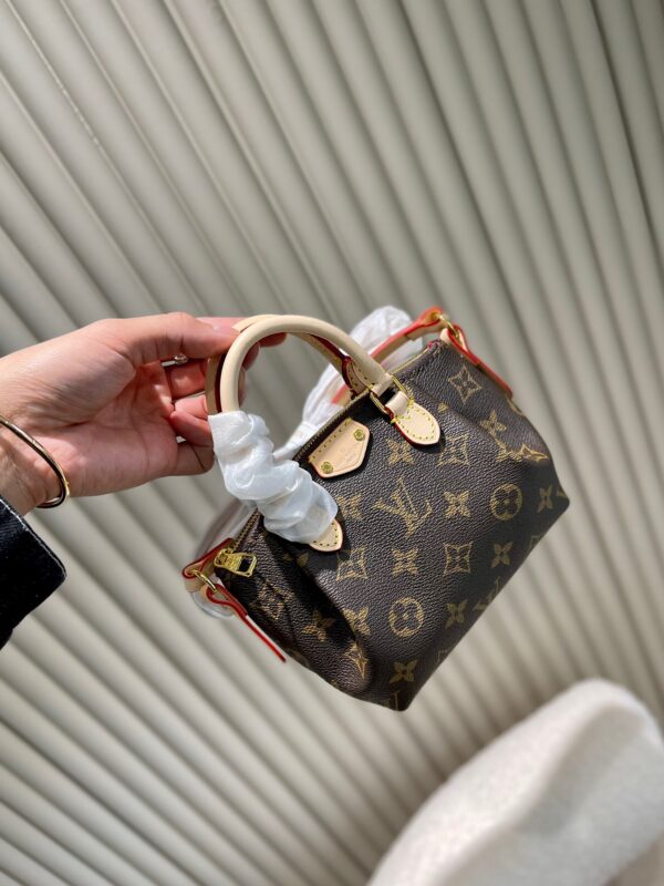 LC239 - Louis Vuitton Women's Fashion Bag