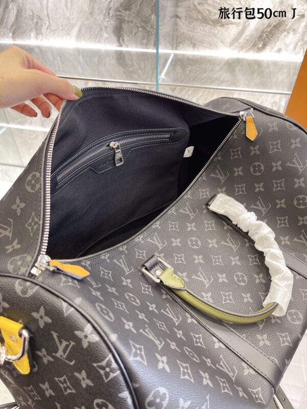 LC240 - Louis Vuitton Black Women's Fashion Bag