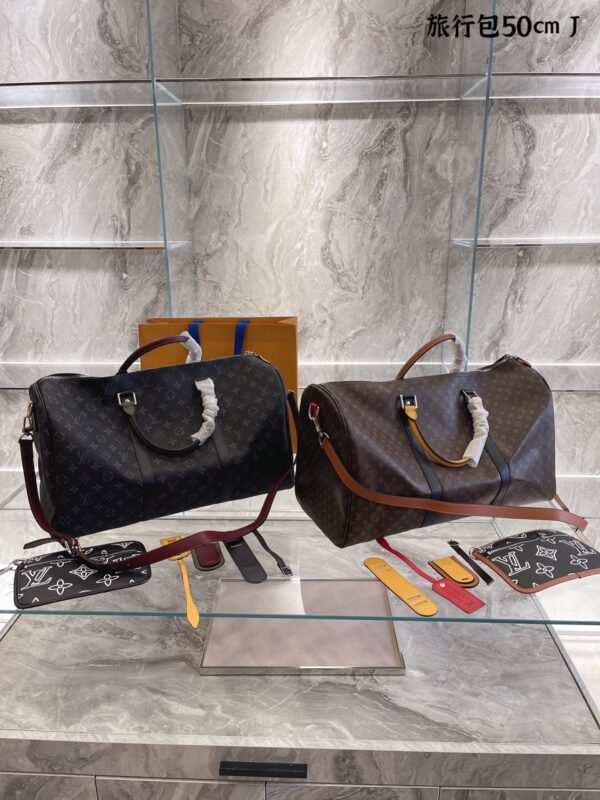 LC240 - Louis Vuitton Black Women's Fashion Bag