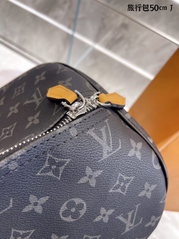 LC240 - Louis Vuitton Black Women's Fashion Bag
