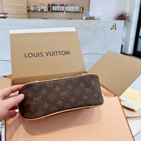 LC241 - Louis Vuitton Women's Fashion Bag