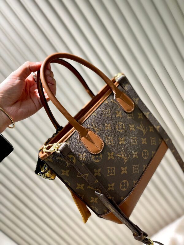 LC243 - Louis Vuitton Women's Fashion Bag