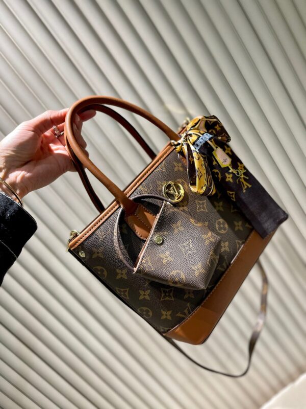 LC243 - Louis Vuitton Women's Fashion Bag