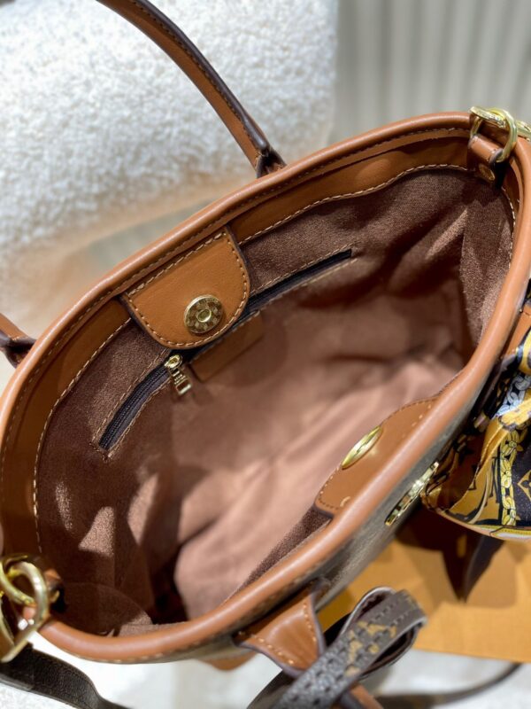 LC243 - Louis Vuitton Women's Fashion Bag
