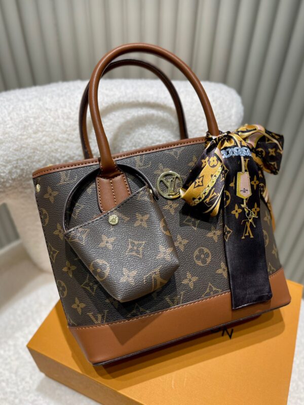 LC243 - Louis Vuitton Women's Fashion Bag