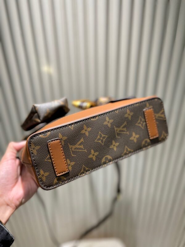 LC243 - Louis Vuitton Women's Fashion Bag
