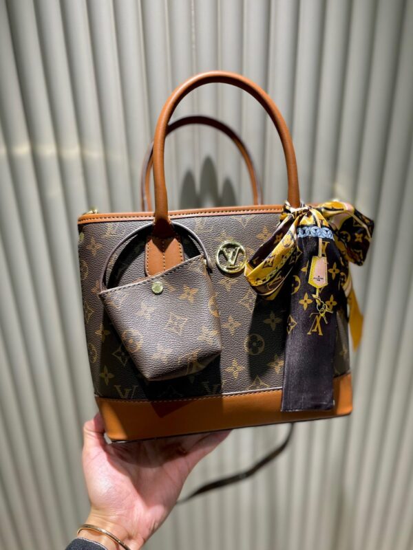 LC243 - Louis Vuitton Women's Fashion Bag