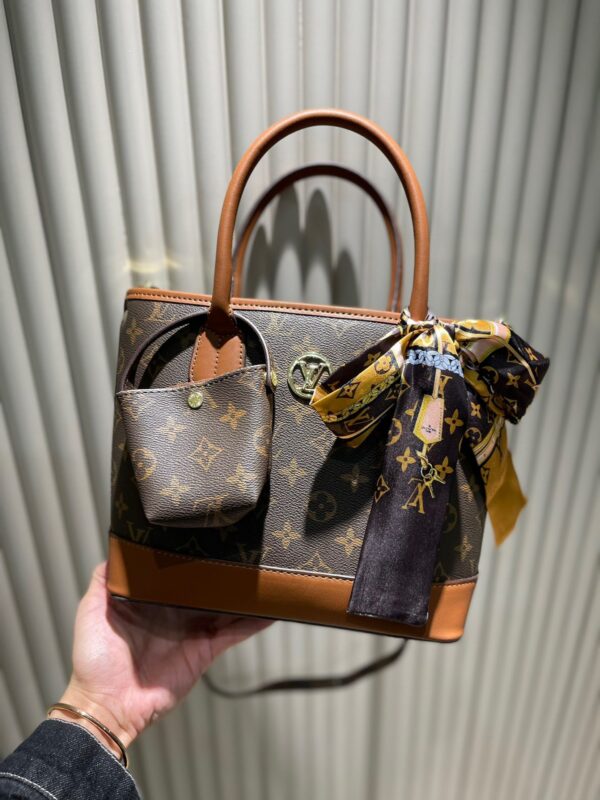 LC243 - Louis Vuitton Women's Fashion Bag