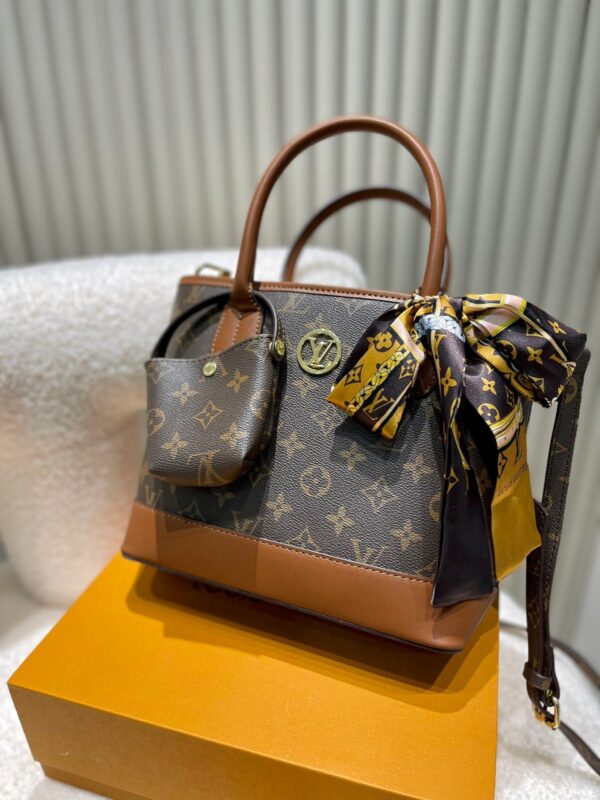 LC243 - Louis Vuitton Women's Fashion Bag