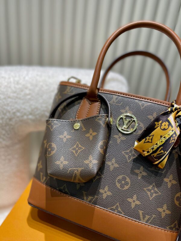LC243 - Louis Vuitton Women's Fashion Bag