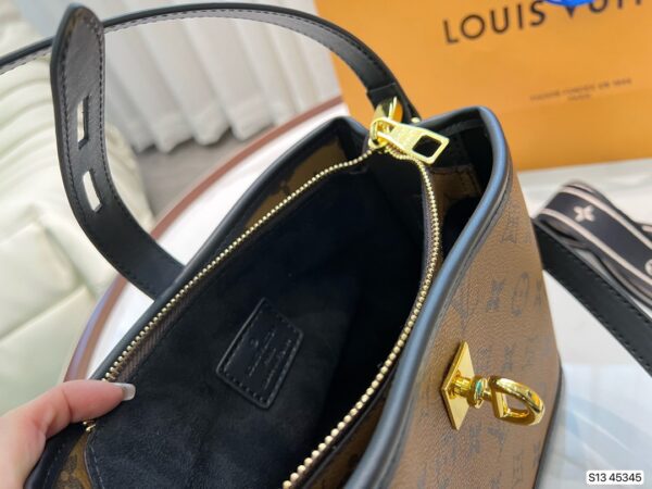 LC247 - Louis Vuitton Light Women's Fashion Bag