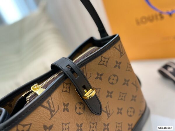 LC247 - Louis Vuitton Light Women's Fashion Bag