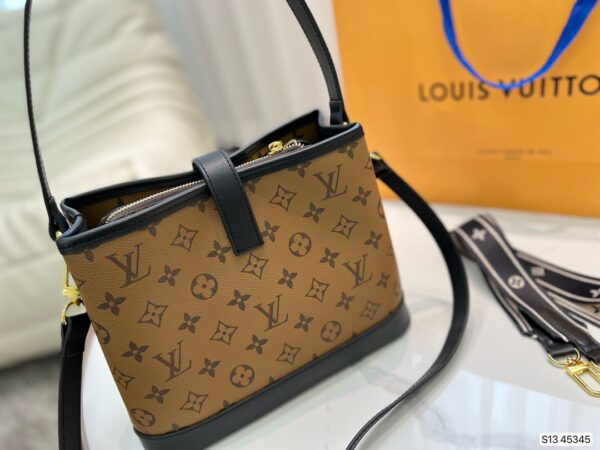 LC247 - Louis Vuitton Light Women's Fashion Bag