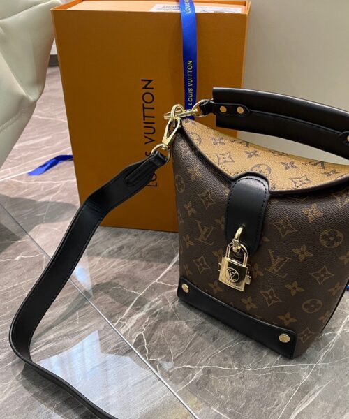 LC248 - Louis Vuitton Women's Fashion Bag
