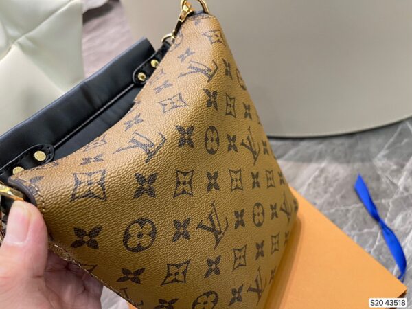 LC248 - Louis Vuitton Women's Fashion Bag