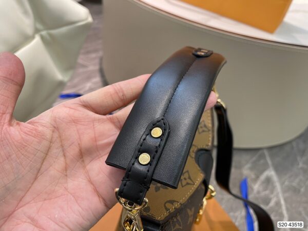 LC248 - Louis Vuitton Women's Fashion Bag