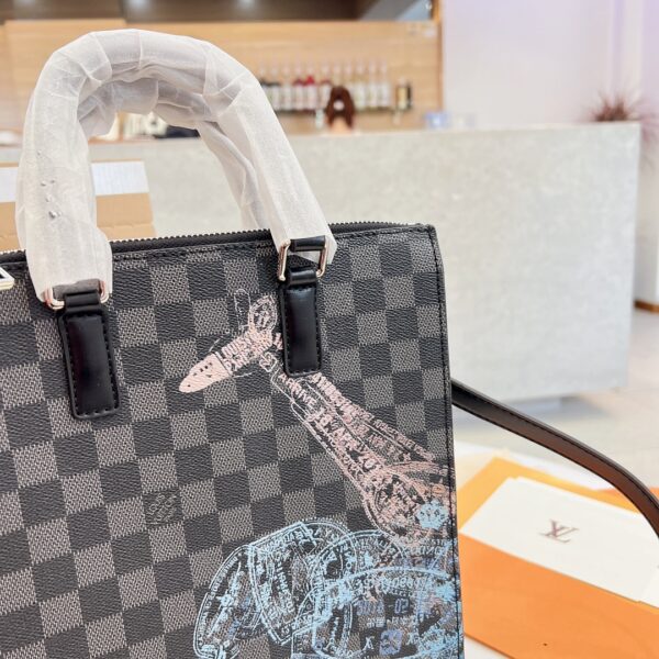 LC249 - Louis Vuitton Women's Fashion Bag